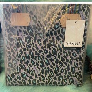 DEE DEE CLASSIC TOTE
DETAILS
$150 today firm price no lower brand new tote